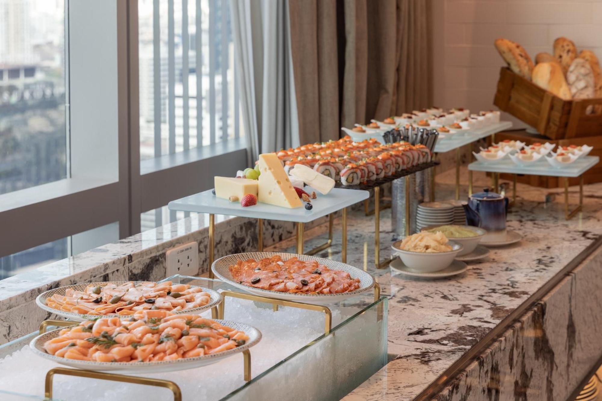 Eastin Grand Hotel Phayathai Bangkok Exteriér fotografie A buffet at a hotel
