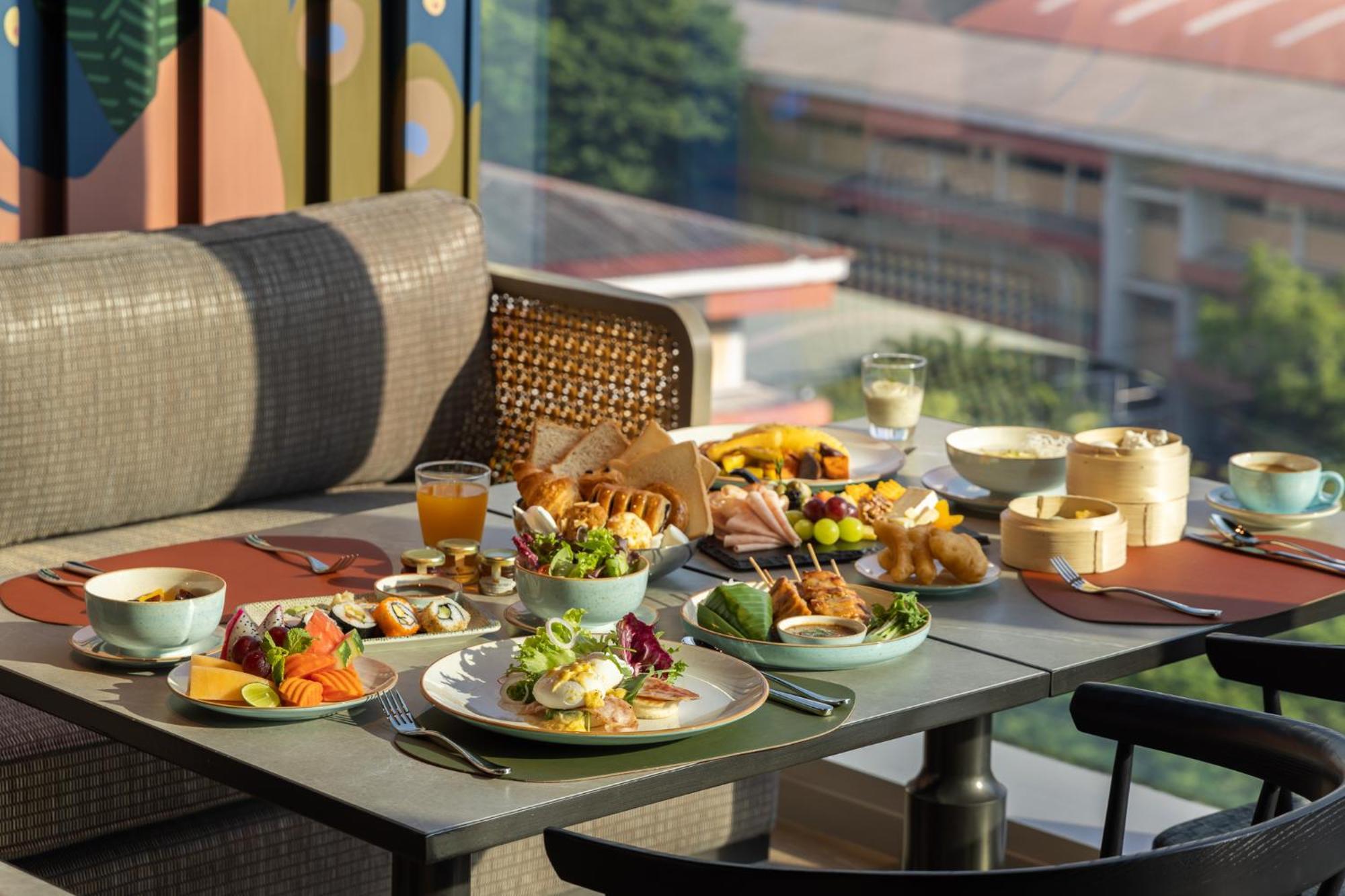 Eastin Grand Hotel Phayathai Bangkok Exteriér fotografie A selection of dishes at the restaurant