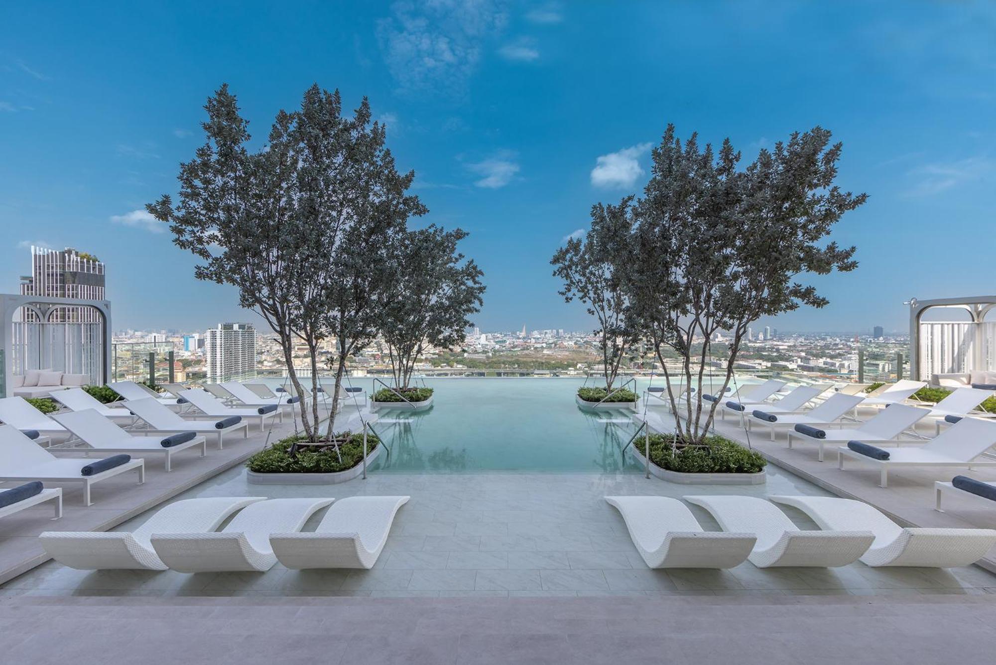 Eastin Grand Hotel Phayathai Bangkok Exteriér fotografie The rooftop pool at the hotel