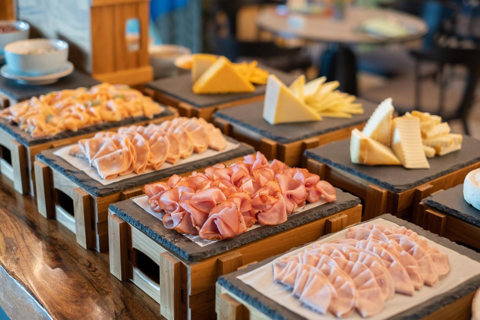 Eastin Grand Hotel Phayathai Bangkok Exteriér fotografie A selection of cold cuts and cheese