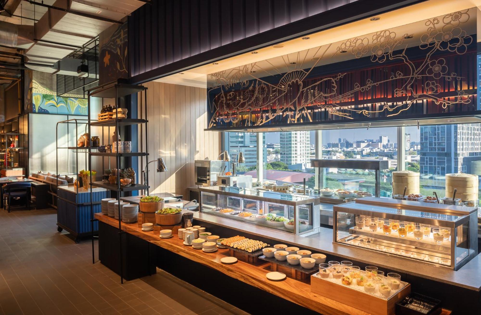 Eastin Grand Hotel Phayathai Bangkok Exteriér fotografie The buffet at the 360° Restaurant